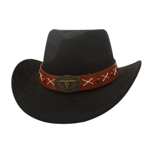 Detail eines schwarzen Western-Cowboyhuts mit Lederband und Stierschädel-Metallschnalle