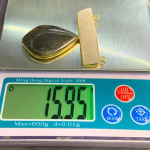 Visualizzazione del peso di 15,95g per i ciondoli in labradorite e agata placcati oro
