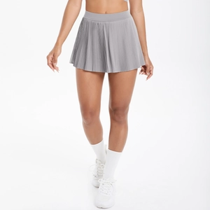Detail eines grauen Faltenrocks mit hoher Taille und atmungsaktivem Stretchstoff für Fitness