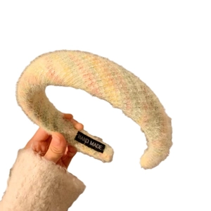 Serre-tête tressé en peluche fait main aux couleurs pastel et design élégant