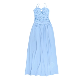 Détail de la robe longue bleu clair avec découpe à la taille, anneau et jupe plissée
