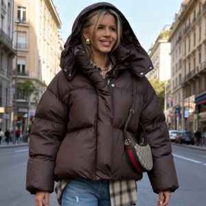 Manteau bouffant marron oversize avec grande capuche et fini brillant pour l'hiver