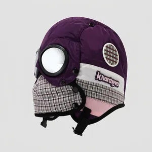 Detailansicht der lila Kinder-Fliegermütze mit Schutzbrille und karierter Gesichtsmaske