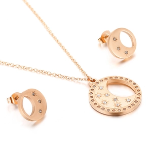 Set gioielli in acciaio inossidabile oro rosa con luna, stella e strass su fondo bianco