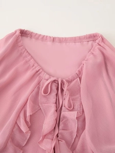 Detail des rosa Chiffonkleid Ausschnitts mit Rüschen und weichem Kordelzug Detail