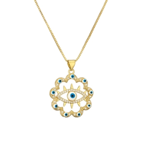 Gros plan détaillé du collier avec pendentif œil maléfique doré et zircons blancs sertis