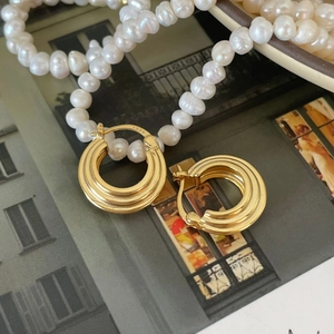 Elegant set of 925 silver ribbed hoop earrings and a classic freshwater pearl necklace