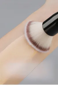 Détail macro du pinceau fond de teint et comparaison maquillage avant et après