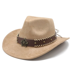 Detail eines hellbraunen Cowboyhuts aus Wildleder mit Sternen-Emblem und verzierter Borte