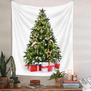 Dettaglio arazzo con albero di Natale con stelle dorate e regali su una parete bianca