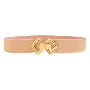 Détail d'une ceinture élastique dorée avec boucle métallique en forme de losange