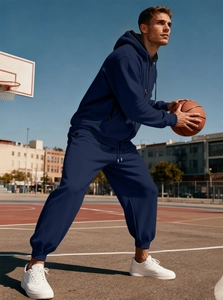 Dettaglio della tuta da uomo blu scuro in pile con felpa con cappuccio e cerniera e pantaloni