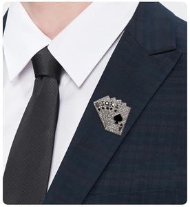 Détail de la broche poker quinte flush avec strass sur un revers de costume rayé bleu