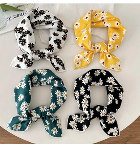 Detailed 2x2 grid view of four floral cotton-linen scarves with daisy patterns in four colors