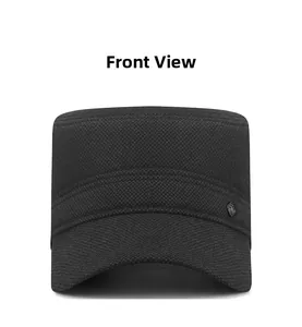 Vista frontale del cappello invernale nero con trama a rombi e bottone in metallo
