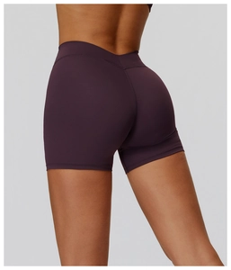Nahaufnahme der Yoga-Shorts mit V-förmigem hohem Bund und hochwertigen Nahtdetails