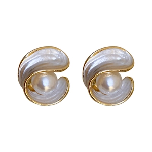 Minimalist vintage gold earrings with imitation pearl and geometric shell design