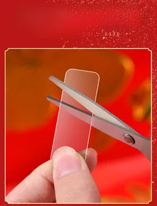 Makro-Detail des Schneidens von transparentem Nano-Klebeband mit einer Metallschere
