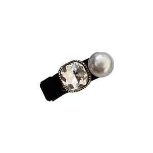 Barrette élégante avec strass carré et perle blanche sur monture noire pour femmes