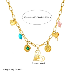 Collier doré multi-rangs avec pendentifs cœur et pierres avec détails de taille et poids