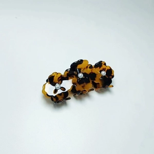 Three-piece clover tortoise shell hair claw clip with pearls and acetate finish