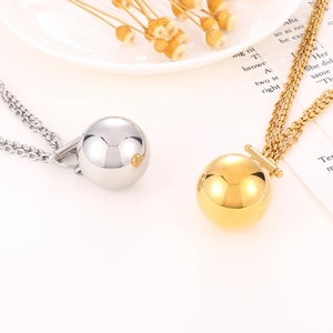 Minimalistische Halskette mit hohlem Kugelanhänger und grober Gliederkette in Gold und Silber