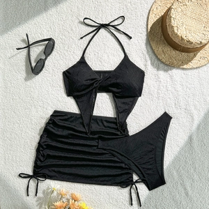 Flachbild von schwarzem 3-teiligem Bikini-Set mit strukturierter Textur und Strandrock