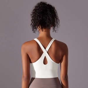 Vue détaillée du dos d'un soutien-gorge de sport blanc avec bretelles croisées