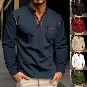 Détail d'un t-shirt Henley à manches longues avec coutures contrastées et poche poitrine