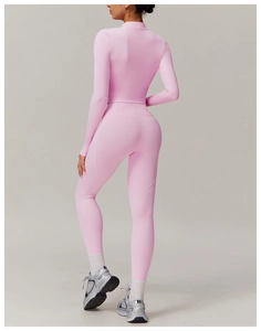 Détail du legging rose taille haute avec effet galbant et coupe fitness élégante