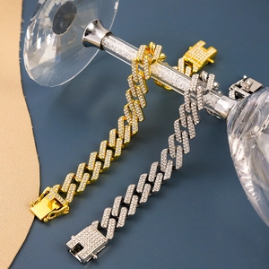 Detail von Gold und Silber Iced-Out Cuban Link Armbändern mit Kristallen auf Glasständer