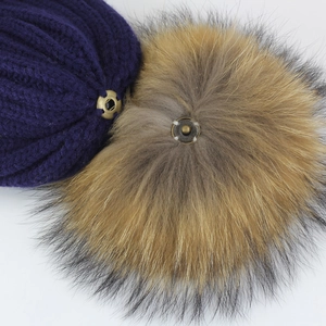 Bonnet en tricot violet avec pompon en fourrure de renard et bouton pression