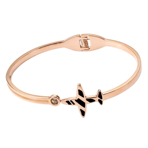 Détail du bracelet avion or rose montrant le fermoir à ressort et l'aile en émail noir
