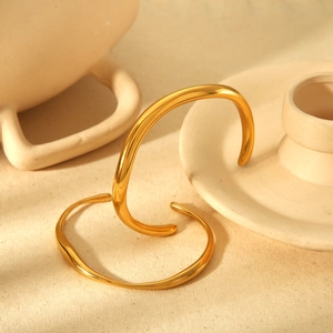 Ensemble de bracelets irréguliers en acier inoxydable plaqué or 18k au design ondulé chic