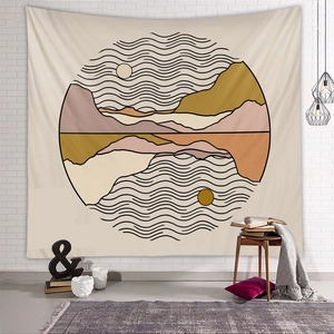 Détail d'une tapisserie bohème avec soleil géométrique et montagnes aux tons terreux