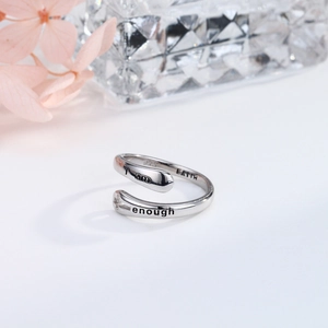 Dettaglio macro dell anello in argento S925 con incisioni I am enough e Faith