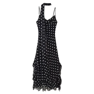 Robe d'été à pois avec décolleté foulard et ourlet à volants sur fond blanc