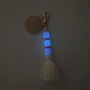 Porte-clés avec perles HBD luminescentes et pompon blanc brillant dans l'obscurité