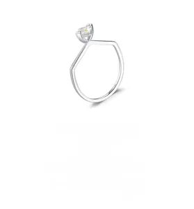 Détail d'une bague géométrique en argent S925 avec une pierre de zircon carrée