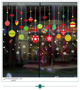 Dettaglio di adesivi natalizi con Babbo Natale e fiocchi colorati su una vetrata