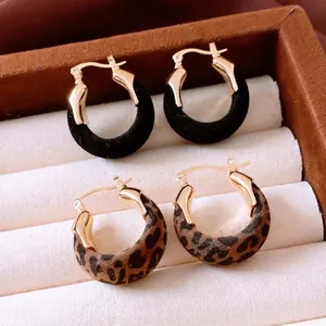 Lot de boucles d'oreilles en U avec flocage noir et léopard sur métal doré chic