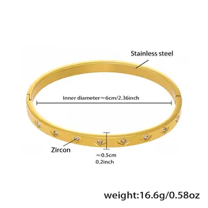 Dettaglio macro del bracciale in acciaio inossidabile dorato con zirconi e misure