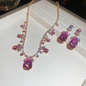 Parure luxe collier fleur zircon rose et boucles d'oreilles goutte sur plateau