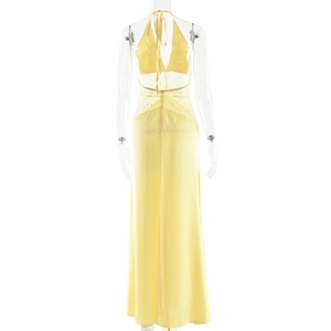 Detailansicht der Rückseite: gelbes Satin-Neckholderkleid mit Spitzeneinsatz und Rückenausschnitt