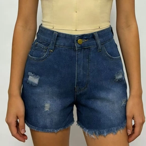 Détail d'un short en jean bleu foncé taille haute avec trous et ourlets effilochés