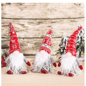 Trois gnomes de Noël en peluche avec bonnets tricotés et barbes blanches sur fond festif