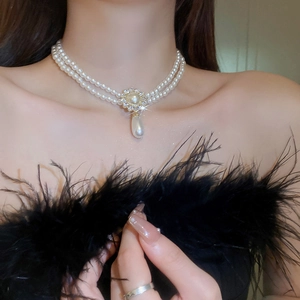 Collier de perles à deux rangs avec fleurs en strass et pendentif en goutte