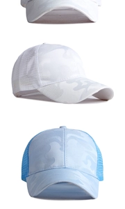Dettaglio del cappellino trucker mimetico con rete traspirante in bianco e azzurro