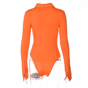 Vue arrière du body orange vif à manches longues avec col sur un mannequin transparent