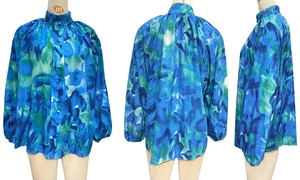 Vue détaillée du chemisier imprimé floral abstrait avec manches bouffantes